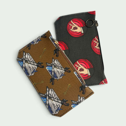 Zwei handgefertigte Schneckenschmiede Purse Pal Kartenetuis aus Kunstleder mit Anime-Motivprints und Reißverschluss.