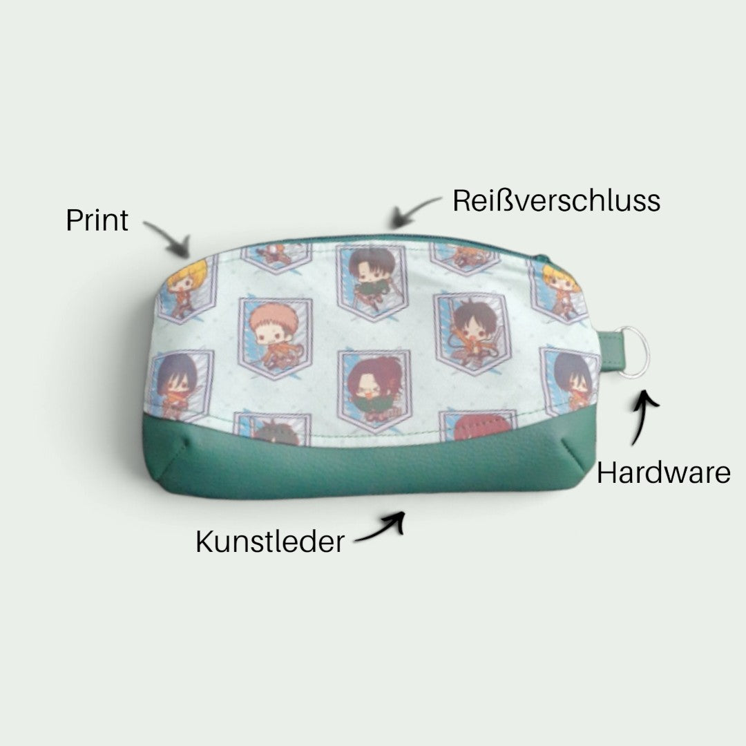 Schneckenschmiede Kosmetiktasche mit Anime-Print und grünem Kunstleder, inklusive abnehmbarer Handgelenksschlaufe.