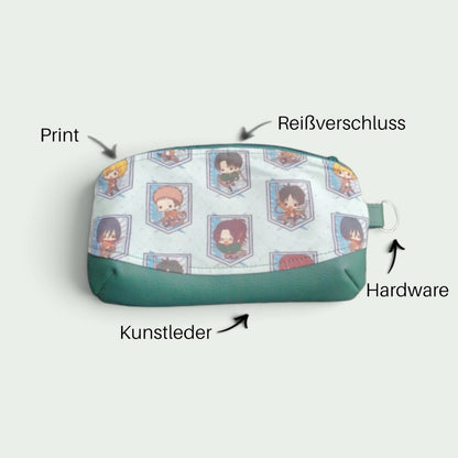 Schneckenschmiede Kosmetiktasche mit Anime-Print und grünem Kunstleder, inklusive abnehmbarer Handgelenksschlaufe.