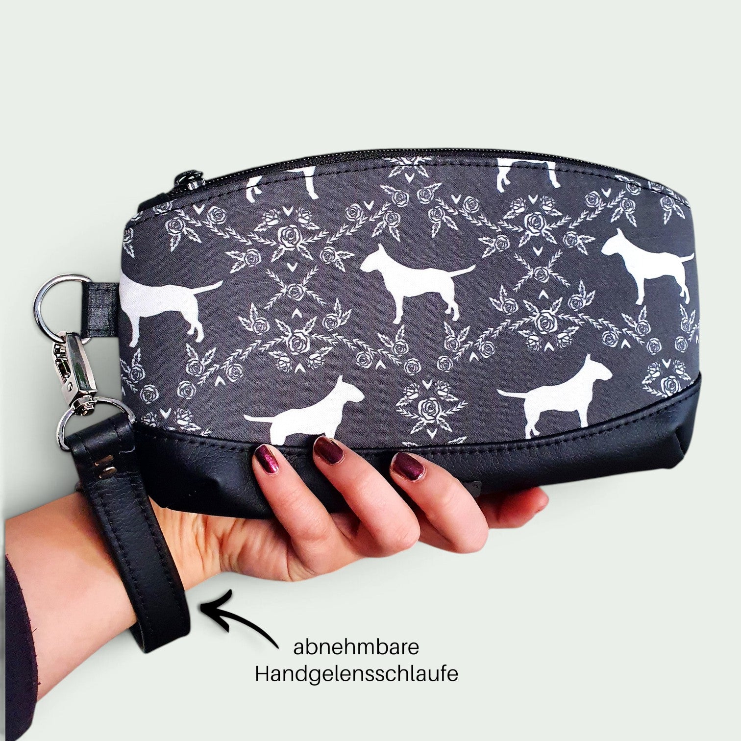 Schneckenschmiede Kosmetiktasche mit Bullterrier-Muster in Grau und Schwarz, handgefertigt mit abnehmbarer Schlaufe.