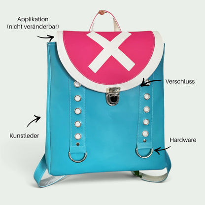 Schneckenschmiede Rucksack aus Kunstleder in Blau und Pink mit weißem Kreuz-Motiv und dekorativen Metallösen.