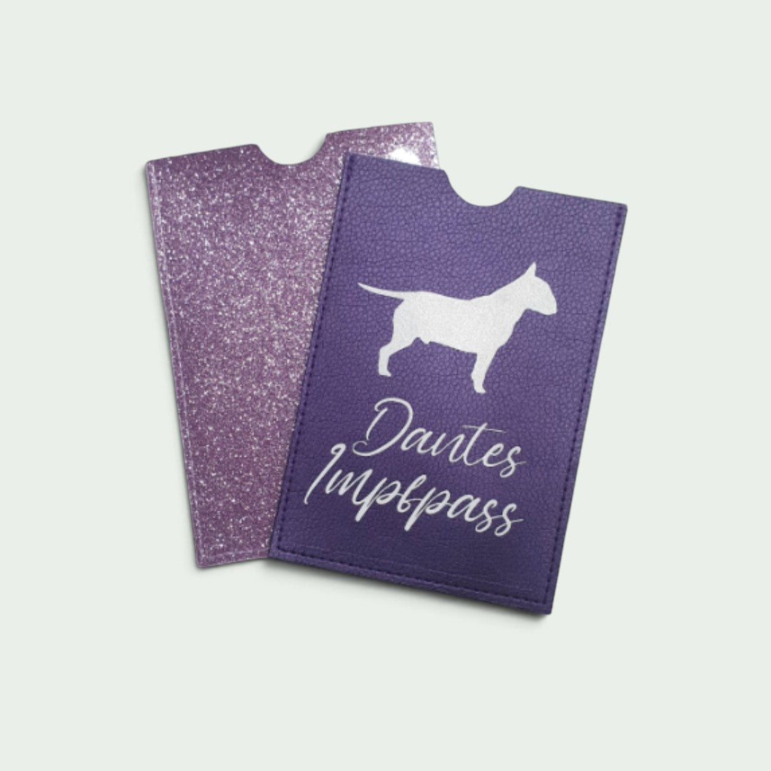 Schneckenschmiede Impfpasshülle aus lila Kunstleder mit weißem Bullterrier-Motiv und individueller Beschriftung