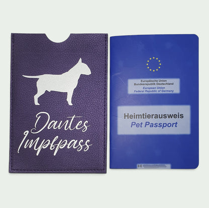 Schneckenschmiede lila Kunstleder Impfpasshülle mit weißem Bullterrier-Motiv und Schriftzug neben EU-Heimtierausweis