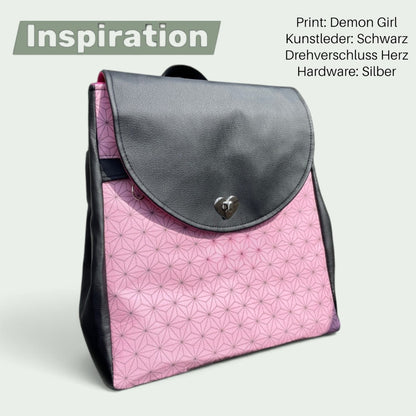 Schneckenschmiede Meraki Rucksack mit rosa Demon Girl Muster, schwarzem Kunstleder und silbernem Herz-Drehverschluss