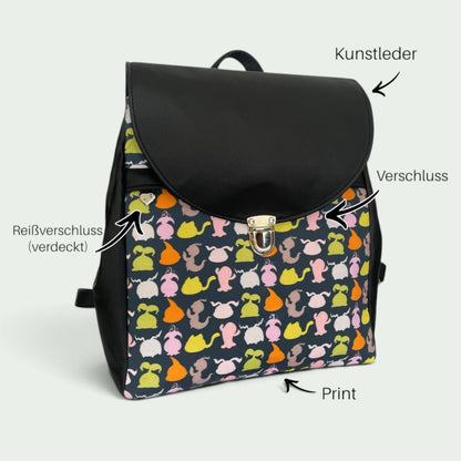 Schneckenschmiede Meraki Rucksack mit buntem Tiermuster, schwarzer Kunstlederklappe und silbernem Drehverschluss