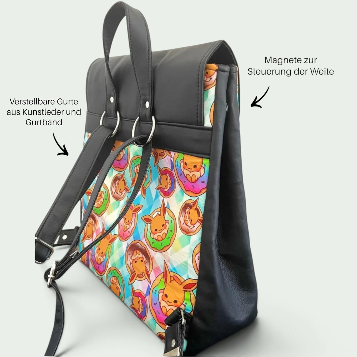 Schneckenschmiede Meraki Rucksack mit buntem Evoli-Muster, schwarzem Kunstleder und verstellbaren Gurten