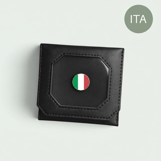 Schneckenschmiede Mini Ita Portemonnaie aus schwarzem Kunstleder mit Sichtfenster für Pins und Italien-Anstecker