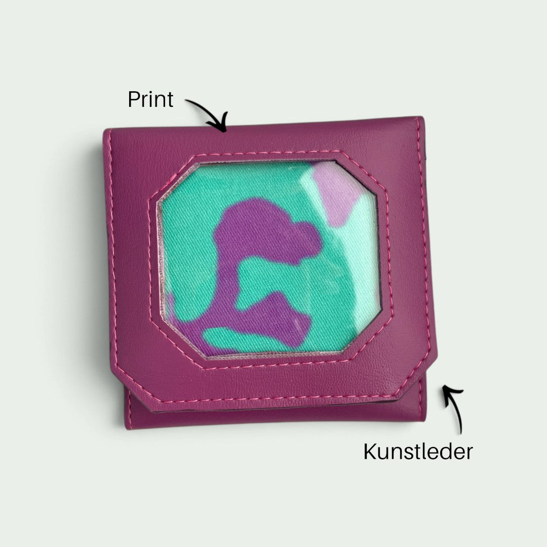 Schneckenschmiede Mini Ita Portemonnaie aus violettem Kunstleder mit Sichtfenster für Pins und buntem Insert