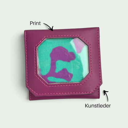 Schneckenschmiede Mini Ita Portemonnaie aus violettem Kunstleder mit Sichtfenster für Pins und buntem Insert