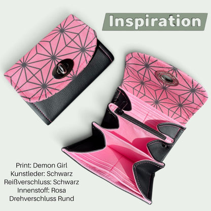 Schneckenschmiede Mini Portemonnaie mit Demon Girl Print, schwarzem Kunstleder, rosa Innenfutter und Drehverschluss.