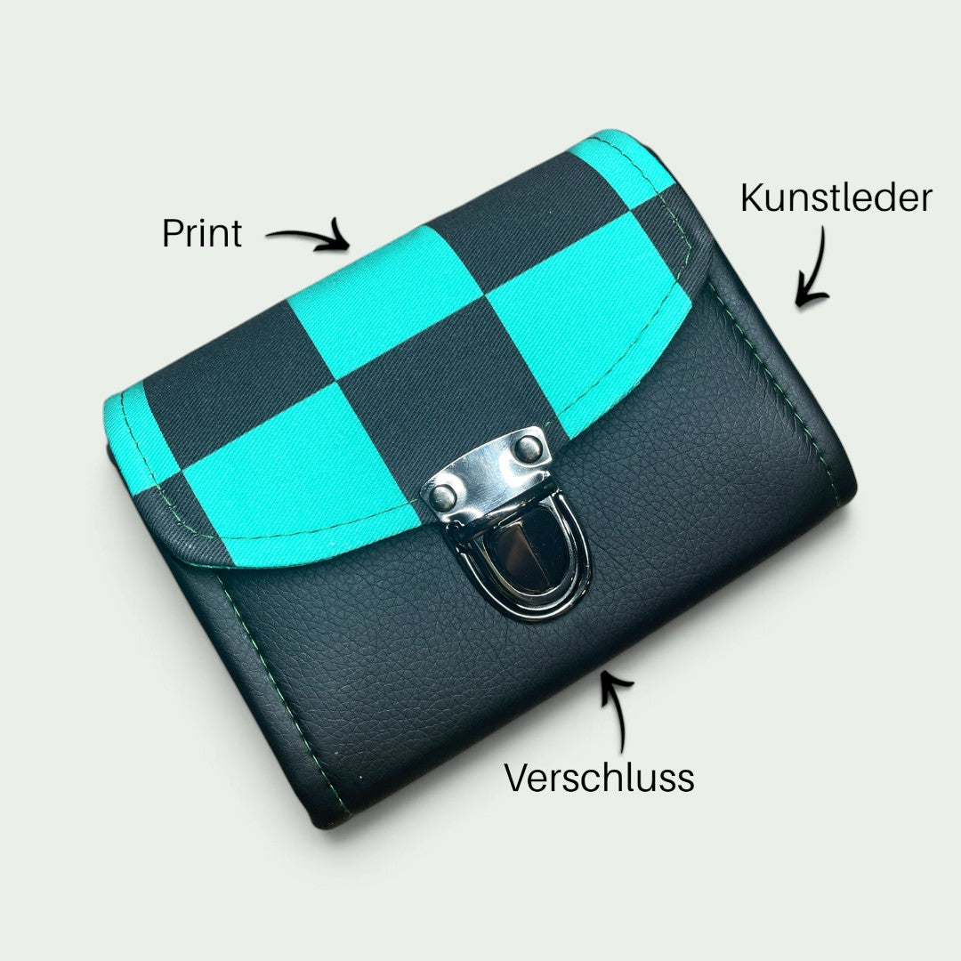 Schneckenschmiede Mini Portemonnaie mit türkis-schwarzem Karomuster und silbernem Steckverschluss aus Kunstleder
