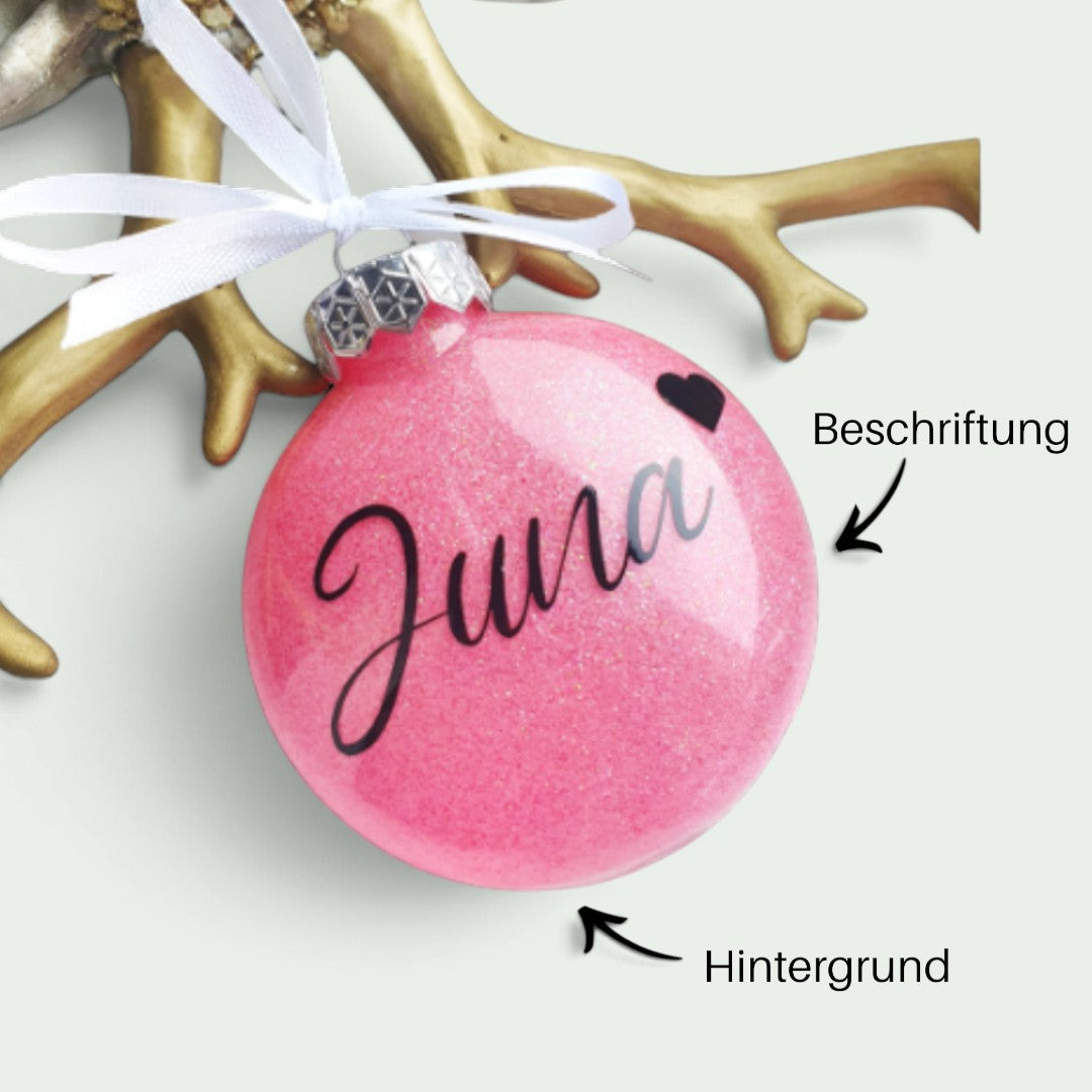 Schneckenschmiede personalisierte rosa Weihnachtsbaumkugel aus Kunststoff mit Glitzer und schwarzem Namensschriftzug