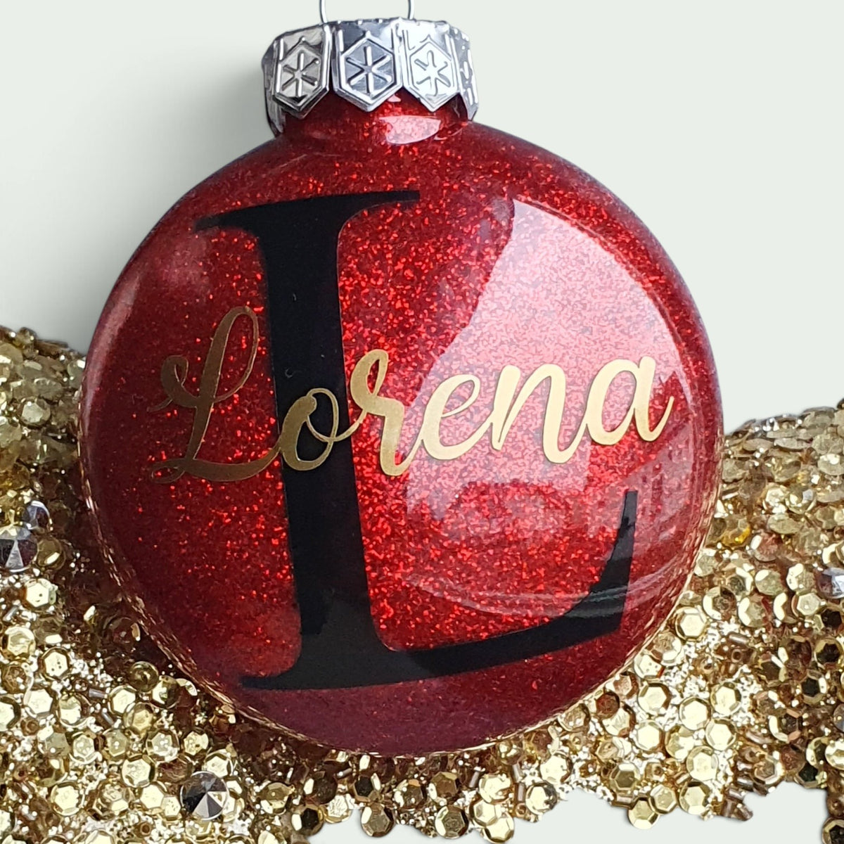 Schneckenschmiede personalisierte rote Weihnachtsbaumkugel mit Glitzer innen und schwarzem Namensschriftzug Lorena