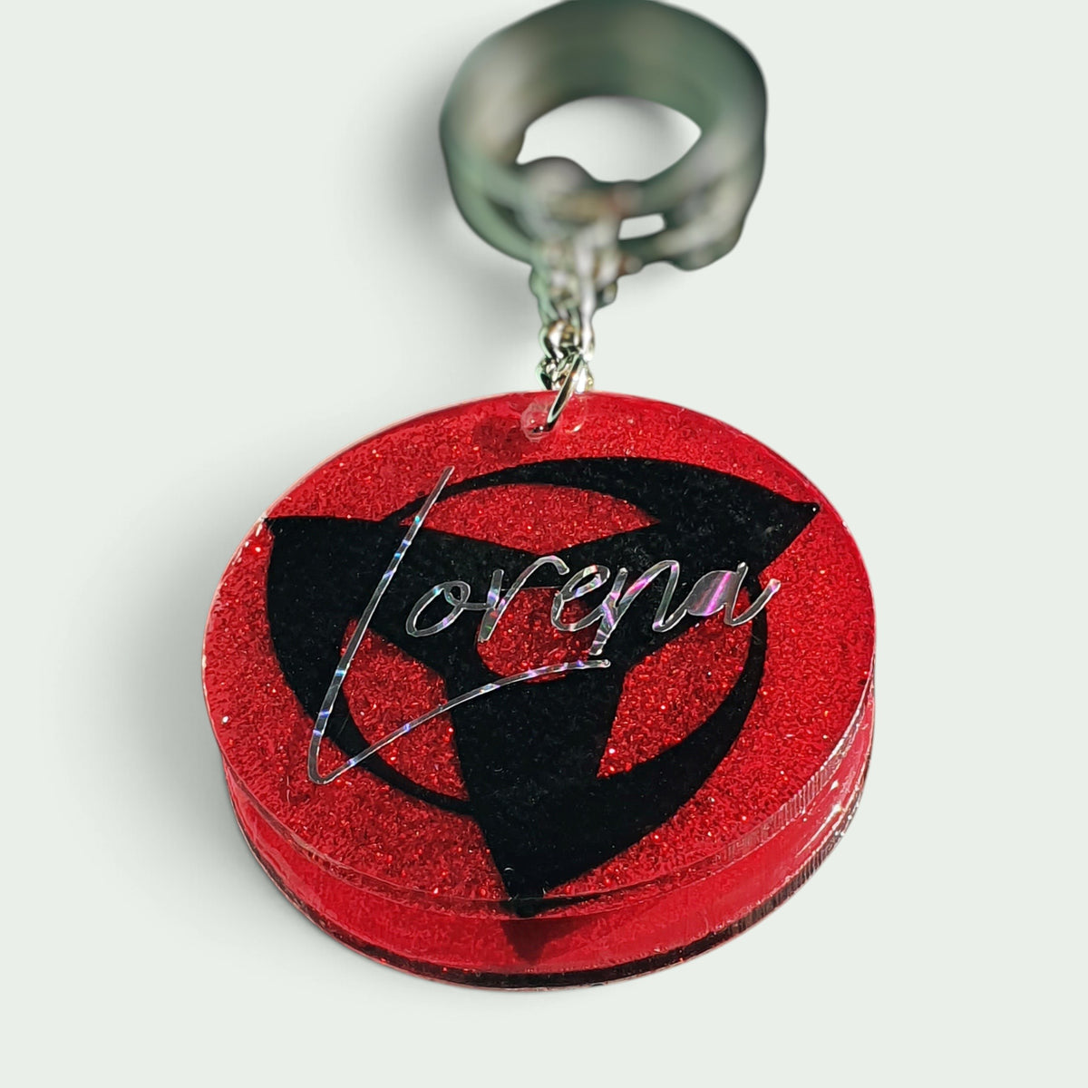 Schneckenschmiede personalisierter Anime Schlüsselanhänger aus Acryl mit rotem Glitzer und schwarzem Sharingan-Motiv