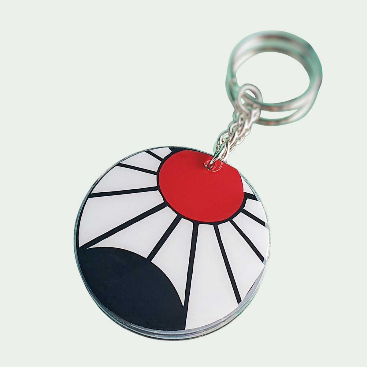 Personalisierter Schneckenschmiede Anime Schlüsselanhänger aus Acryl mit rot-weißem Sonnenstrahlen-Design