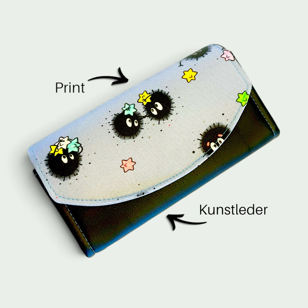 Schneckenschmiede Standard Portemonnaie mit Rußmännchen-Print auf der Klappe und schwarzem Kunstleder