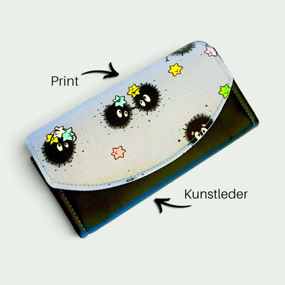 Schneckenschmiede Standard Portemonnaie mit Rußmännchen-Print auf der Klappe und schwarzem Kunstleder