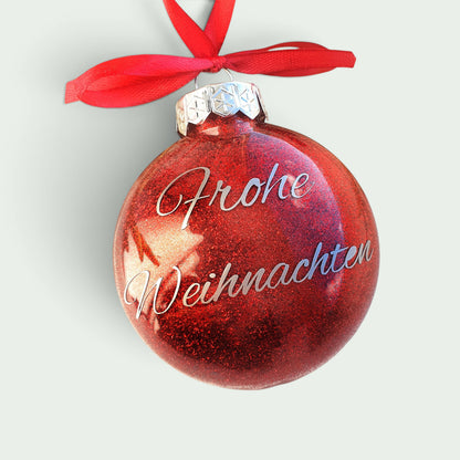 Schneckenschmiede personalisierte rote Glitzer-Weihnachtskugel aus Kunststoff mit Frohe Weihnachten Schriftzug