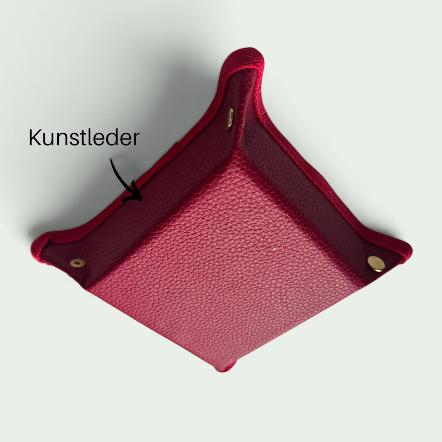 Schneckenschmiede faltbares Würfeltablett aus rotem Kunstleder mit Druckknöpfen für Pen and Paper Rollenspiele
