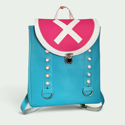 Schneckenschmiede Rucksack aus blauem Kunstleder mit pinker Klappe, weißem Kreuz-Motiv und dekorativen Metallösen. Inspiriert von Chopper