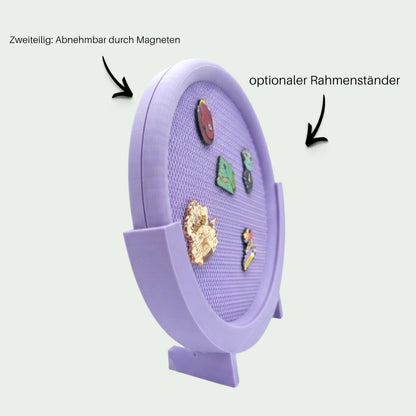 Schneckenschmiede runder magnetischer Pin-Displayrahmen aus lila PETG mit Ständer und befestigten Emaille-Pins