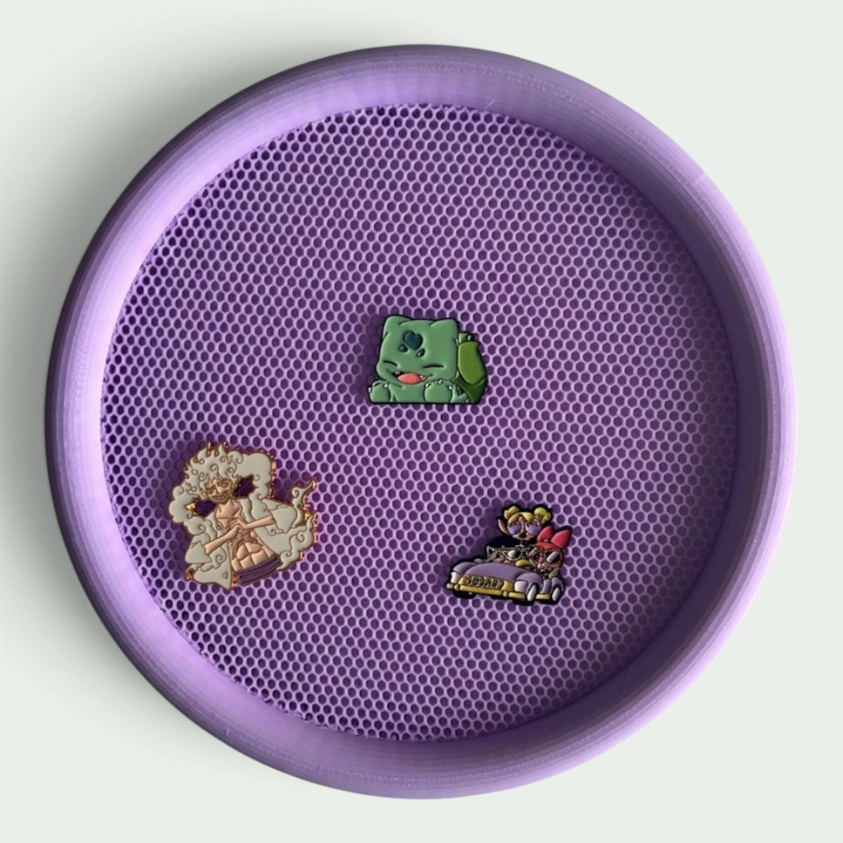 Schneckenschmiede runder magnetischer Pin-Bilderrahmen aus lila PETG mit Wabenstruktur zur Präsentation von Pins