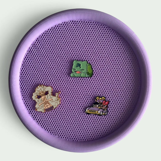 Schneckenschmiede runder magnetischer Pin-Bilderrahmen aus lila PETG mit Wabenstruktur zur Präsentation von Pins