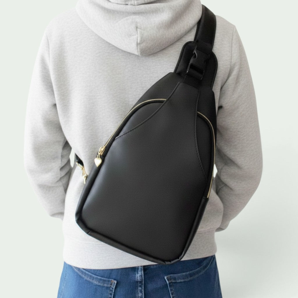 Schwarze Schneckenschmiede Sling Bag Wayfarer als Cross-Body-Rucksack getragen mit verstellbarem Gurt und Reißverschluss