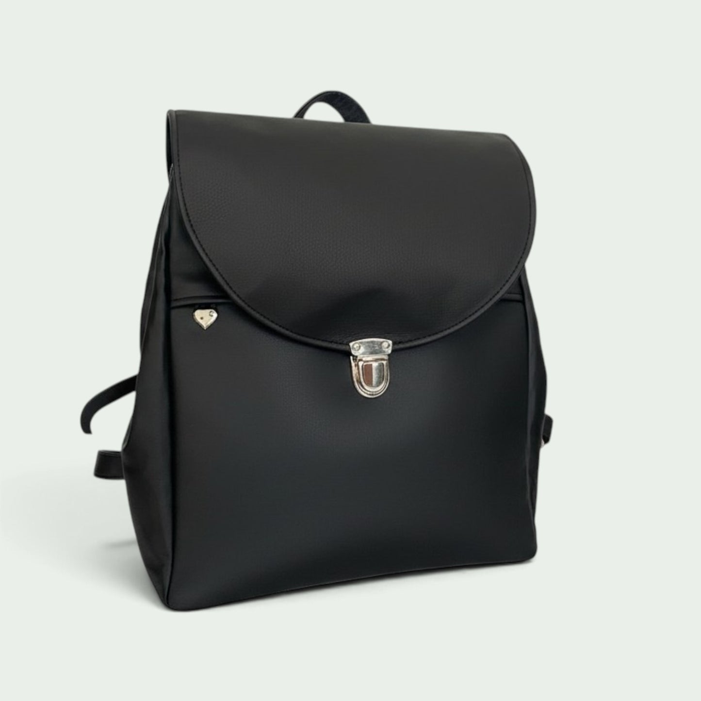 Schwarzer Schneckenschmiede Rucksack Meraki aus Kunstleder mit runder Klappe, Drehverschluss und Herz-Detail