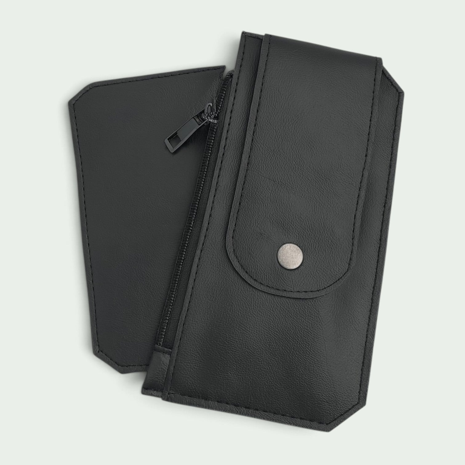 Schwarzes handgefertigtes Kartenetui Purse Pal aus Kunstleder mit Druckknopf, Reißverschlussfach und Kartenfächern.