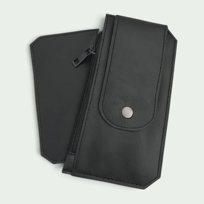 Schwarzes handgefertigtes Kartenetui Purse Pal aus Kunstleder mit Druckknopf, Reißverschlussfach und Kartenfächern.
