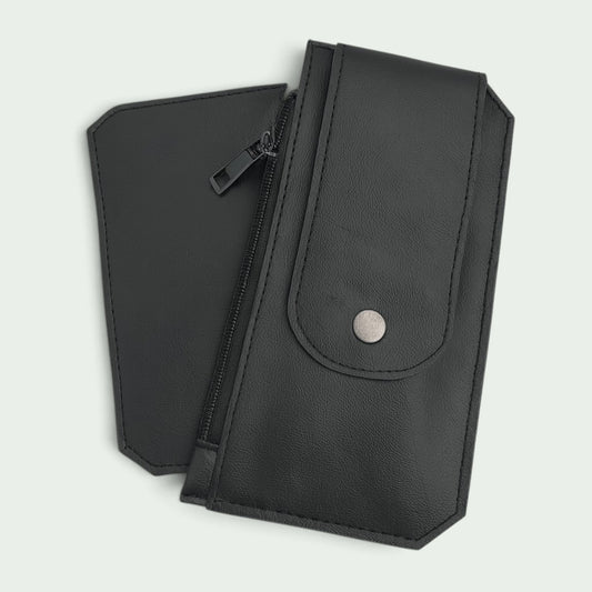 Schwarzes handgefertigtes Kartenetui Purse Pal aus Kunstleder mit Druckknopf, Reißverschlussfach und Kartenfächern.
