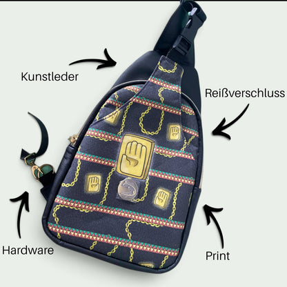 Schneckenschmiede Sling Bag Wayfarer mit gemustertem Stoff, goldenen Kettenmotiven und verstellbarem Schultergurt.