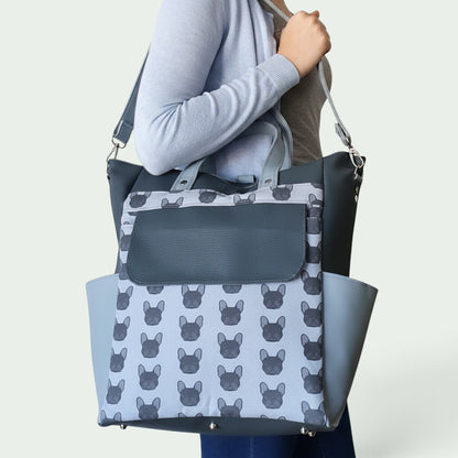 Schneckenschmiede 2-in-1 Trailblazer Rucksack und Umhängetasche mit grauem Hunde-Print und Kunstleder-Details.