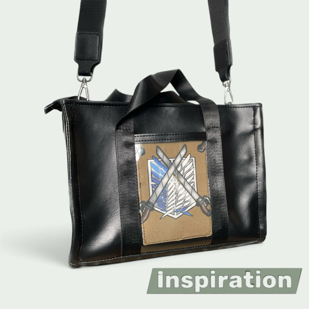 Schneckenschmiede Transponster Umhängetasche aus schwarzem Kunstleder mit ITA-Fach für Pins und Anime-Motiv