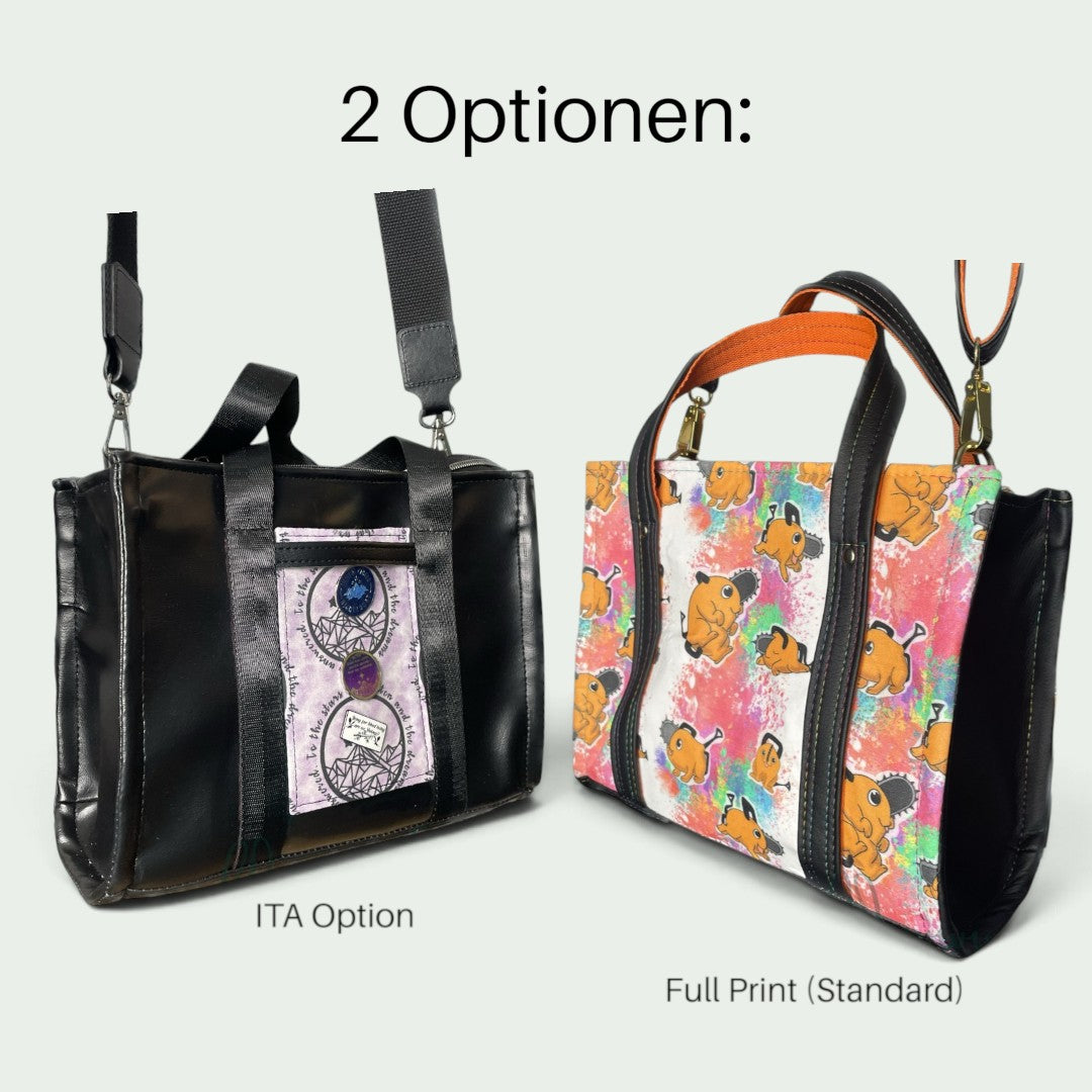 Schneckenschmiede Transponster Umhängetasche aus schwarzem Kunstleder mit ITA-Fach für Pins und verstellbarem Gurt.