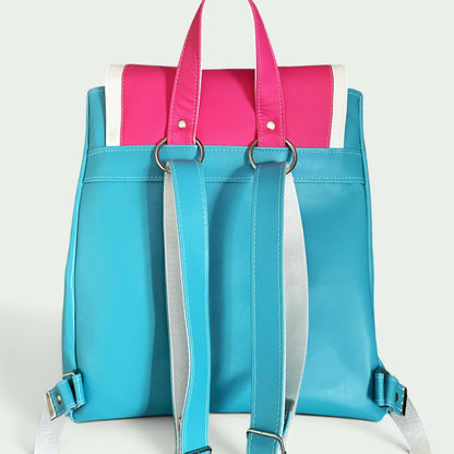 Schneckenschmiede Rucksack in Türkis, Pink und Weiß aus Kunstleder mit verstellbaren Trägern vor einer Ziegelwand
