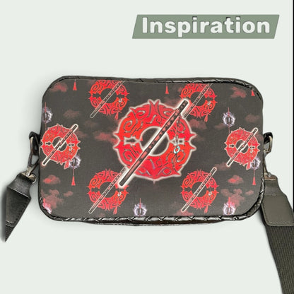 Schneckenschmiede Umhängetasche Catalina mit individuellem Anime-Print, schwarzem Gurt und Kunstleder-Details.
