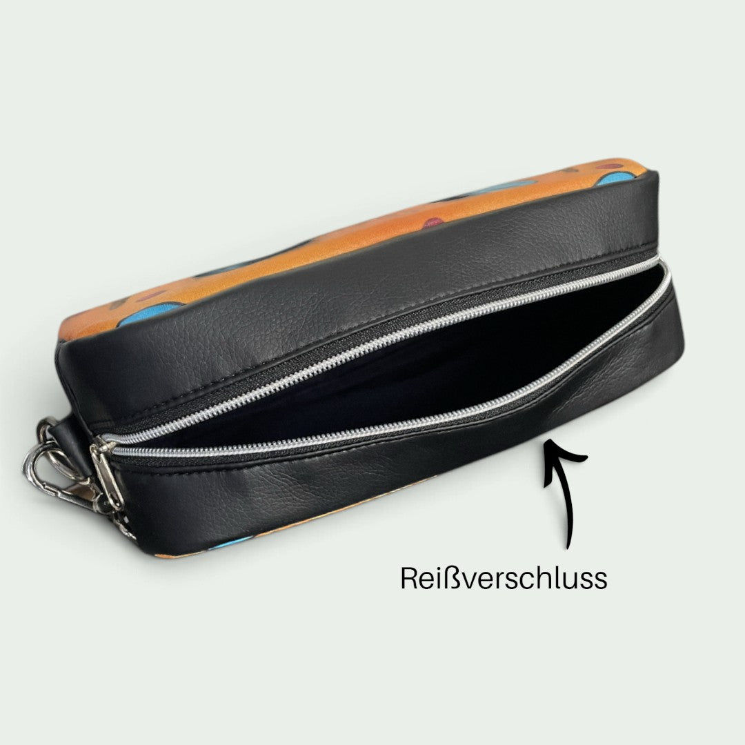 Schneckenschmiede Umhängetasche Catalina mit schwarzem Kunstleder, Reißverschluss und buntem Stoffmuster
