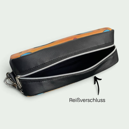 Schneckenschmiede Umhängetasche Catalina mit schwarzem Kunstleder, Reißverschluss und buntem Stoffmuster