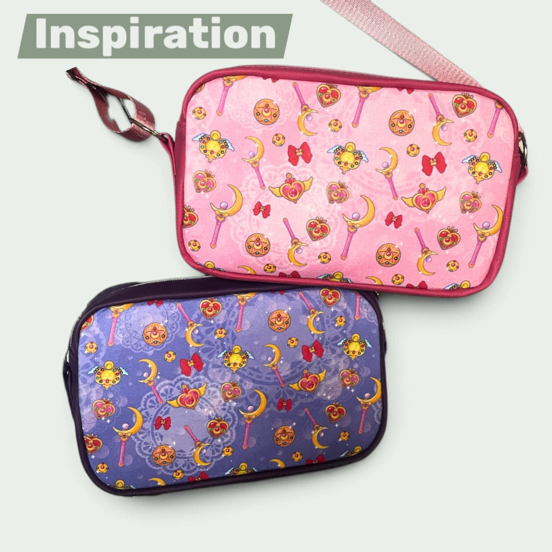 Schneckenschmiede Umhängetasche Catalina mit Sailor Moon Print in Rosa und Lila, handgefertigt mit Kunstleder