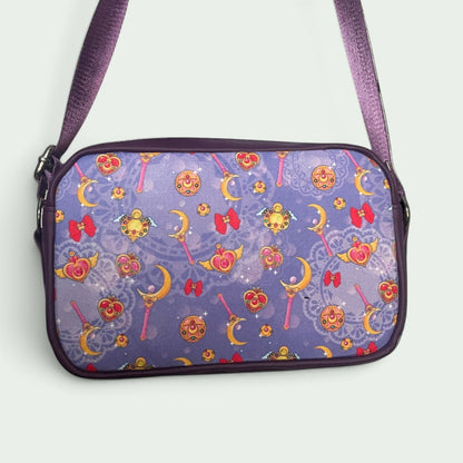 Schneckenschmiede Umhängetasche Magic Girl mit lila Anime-Muster, Kunstleder-Akzenten und verstellbarem Schultergurt
