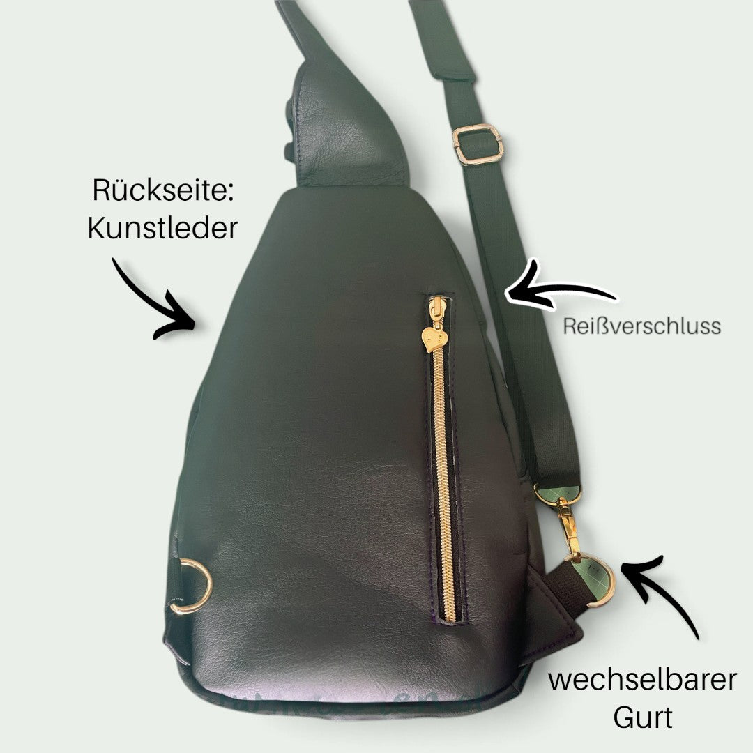 Schneckenschmiede Wayfarer Sling Bag in Dunkelgrün mit goldenem Reißverschluss und verstellbarem Schultergurt