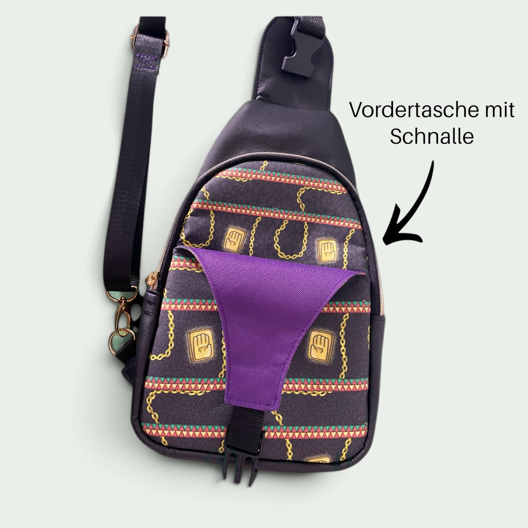 Schneckenschmiede Wayfarer Sling Bag mit lila Klappe, Kettenmuster und verstellbarem Gurtband für schnellen Zugriff.