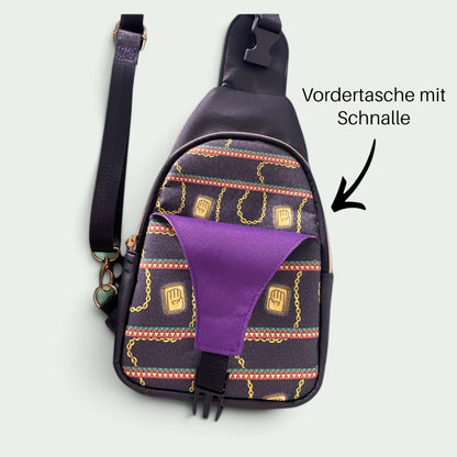 Schneckenschmiede Wayfarer Sling Bag mit lila Klappe, Kettenmuster und verstellbarem Gurtband für schnellen Zugriff.