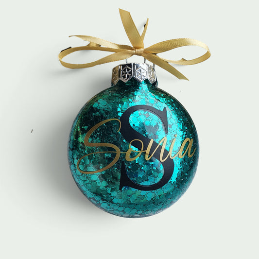 Schneckenschmiede Weihnachtsornament aus Kunststoff in Türkis mit Glitzer innen und personalisiertem Schriftzug