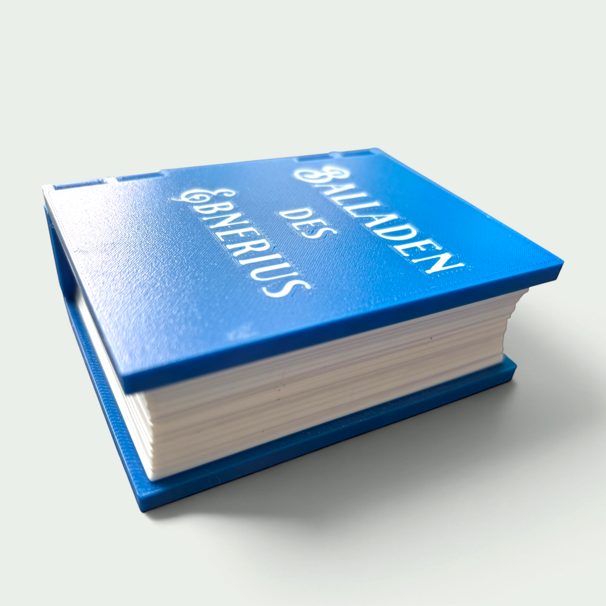 Schneckenschmiede personalisiertes blaues 3D-gedrucktes Würfelbuch aus PETG mit weißer Schrift für Pen and Paper