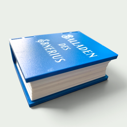 Schneckenschmiede personalisiertes blaues 3D-gedrucktes Würfelbuch aus PETG mit weißer Schrift für Pen and Paper