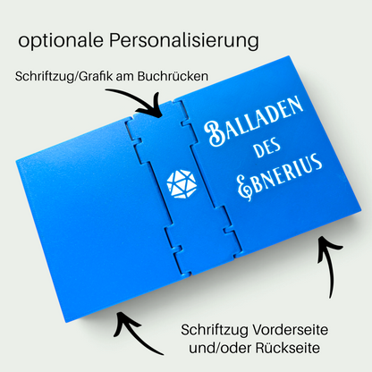 Schneckenschmiede Würfelbuch aus blauem PETG mit personalisierter Gravur und D20-Symbol für Pen and Paper Würfel