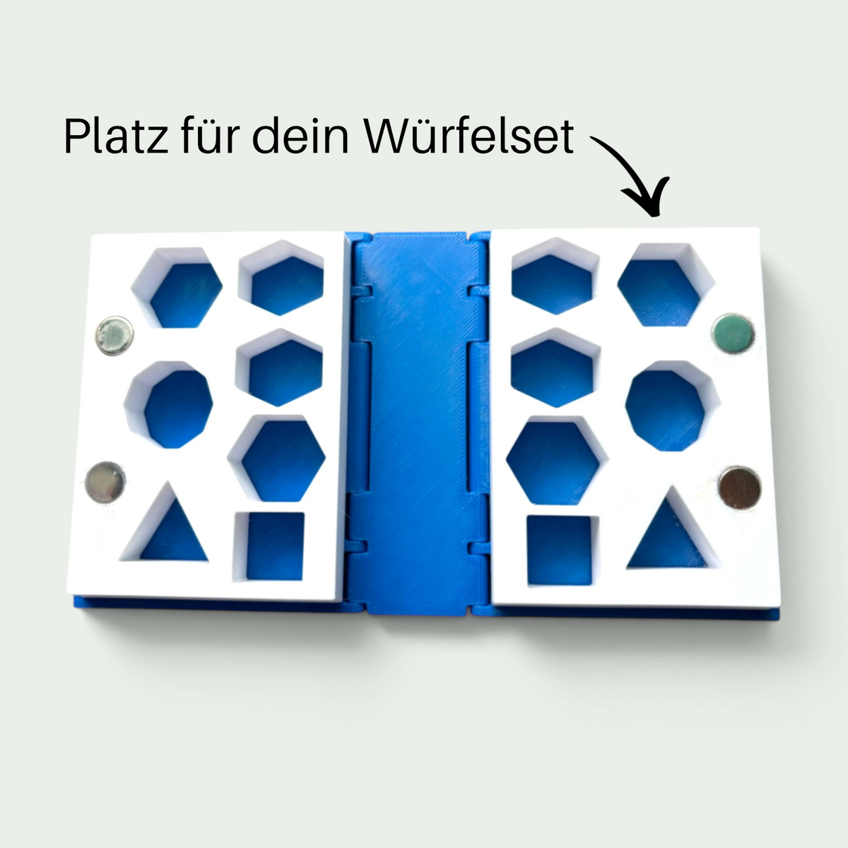 Schneckenschmiede Würfelbuch aus blau-weißem PETG mit magnetischem Verschluss und Aussparungen für Pen and Paper Würfel